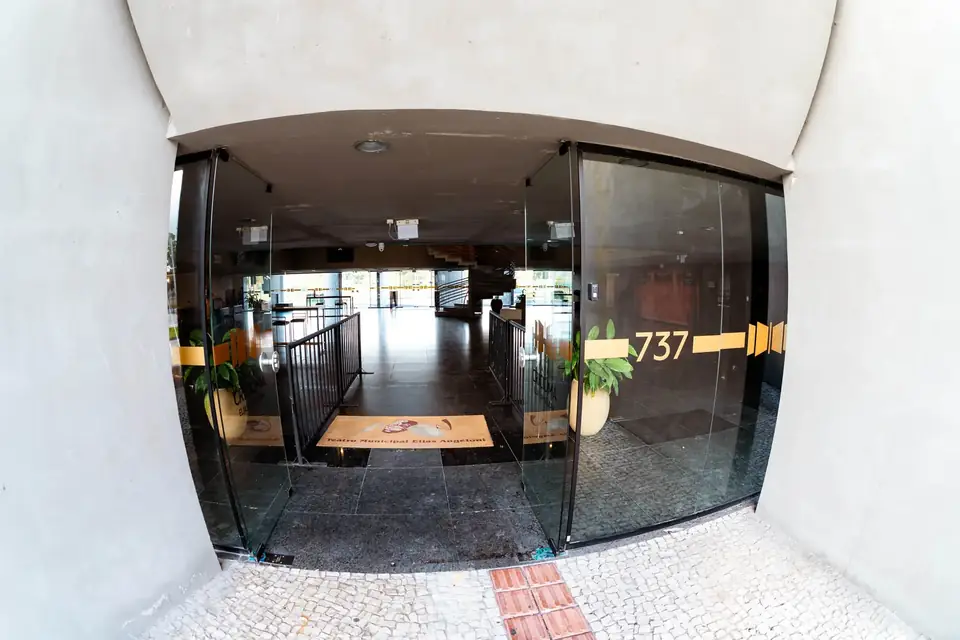 Portas de acesso ao teatro